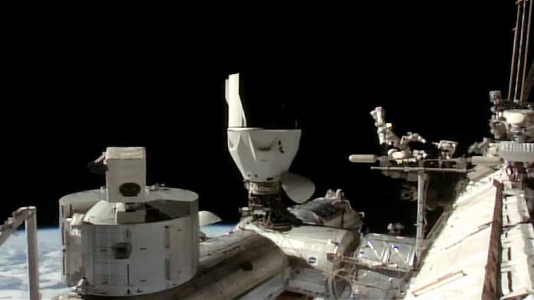 SpaceX Dragon с экипажем Crew-11 возвращается на Землю после досрочно завершённой миссии на МКС